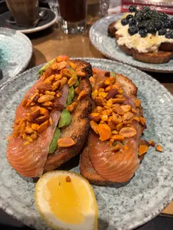 Smoke salmon toast 煙燻三文魚三文治