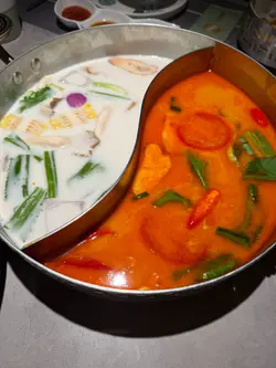 秘製冬蔭功鮮蝦鍋;椰奶雞湯鍋