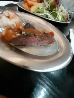 切开嘅澳洲慢煮鸵鸟扒