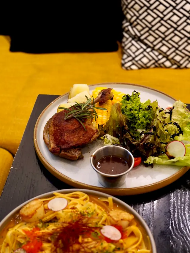 招牌慢煮鴨髀配香橙法國紅酒汁