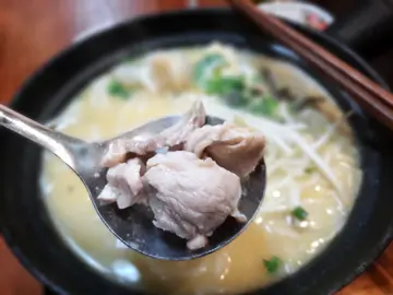 招牌花膠滑雞絲米線