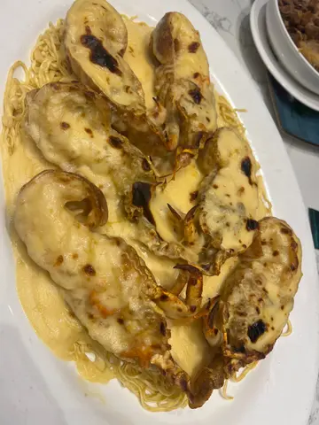 芝士開邊龍蝦,除咗材料肉質新鮮之外,芝士口感豐富而不膩。