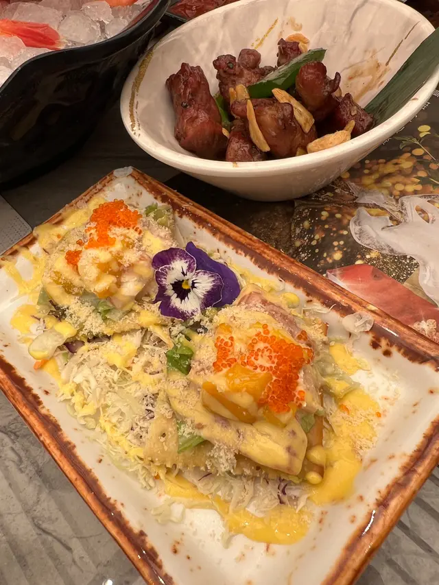 呢個刺身雜錦餅第一次食，口感豐富，醬料唔膩，一口又脆又軟糯，正