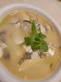 龍躉骨雜菌豆腐湯，大大舊龍躉骨腩肉，魚湯底，濃郁