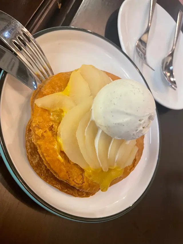 Pear  Dessert  with  layers of pastry  and  vanilla  ice  cream