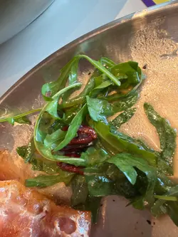 作為一個早餐，個沙律菜嘅醬汁甜到爆，同啲配菜完全唔夾。個牛油果醬，都唔知愛嚟配搭啲乜嘢，係用嚟配搭個pancake？但又唔係好夾味，最後唯有單獨食咗個牛油果醬。星期日同公眾假期嘅嘢飲仲另外要加錢，其實改咗餐單之後變相係加咗價。 