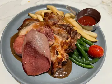 香煎豬扒拼牛脷黑椒汁 pork loin with ox tongue and black pepper sauce