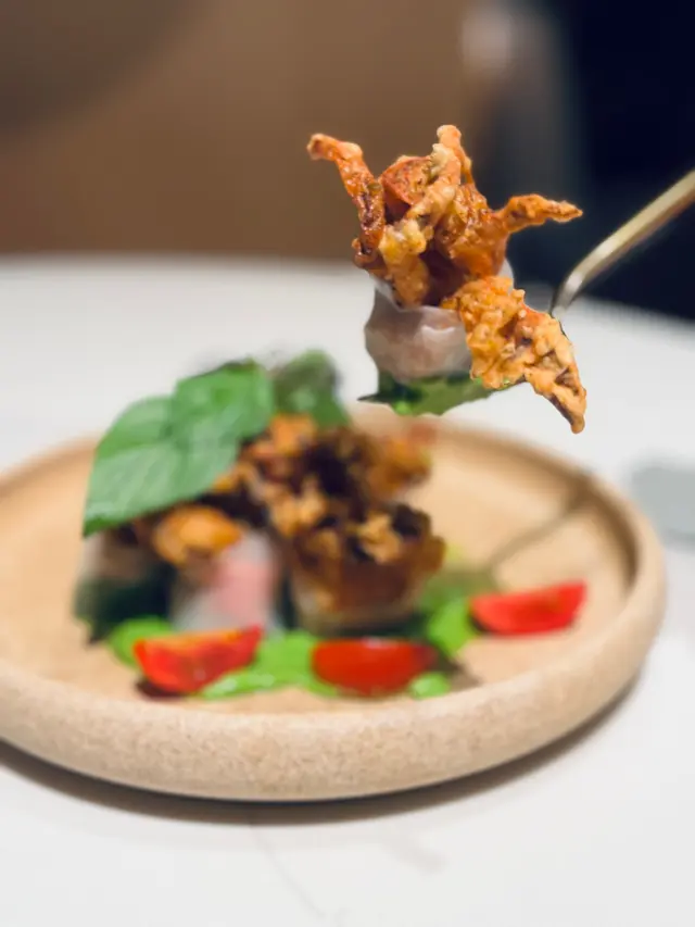 脆炸軟殼蟹米紙卷配牛油果醬