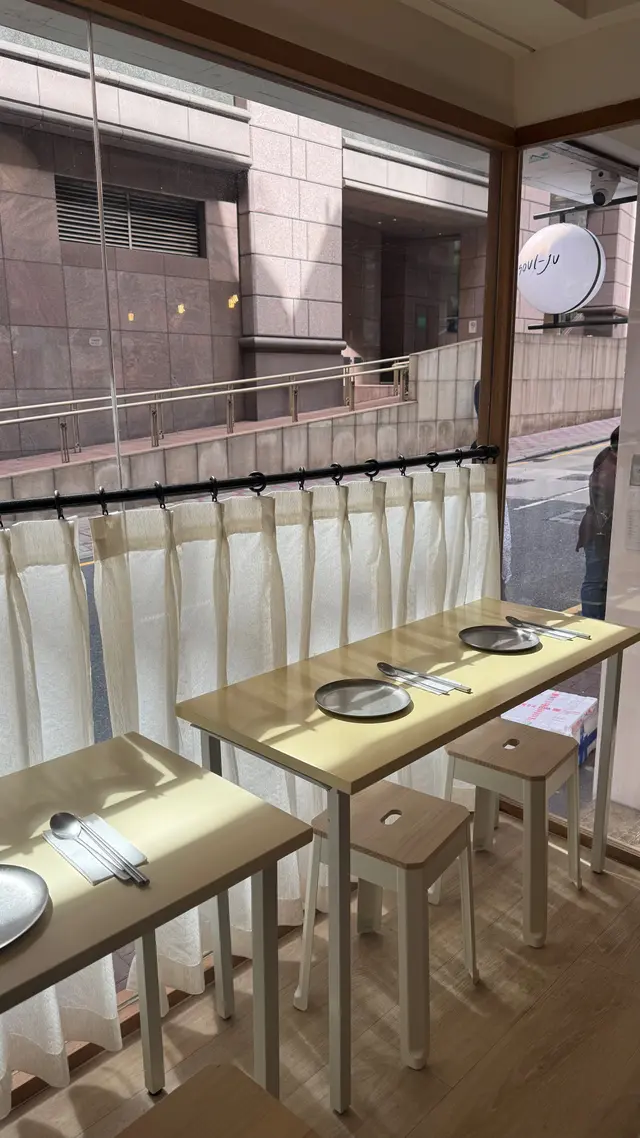 店面不大，裝修簡約可愛