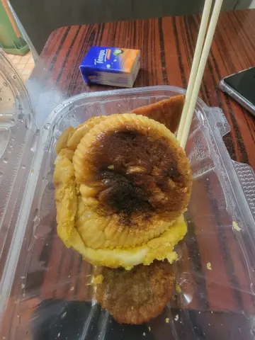 早餐五香肉丁麵,菠蘿包最唔抵食。個包底窿的