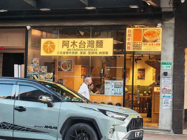 阿木台灣麵給人一種溫暖台式氛圍，環境寬敞又乾淨，連洗手間都十分精緻整潔，細節令人印象深刻。當天點了招牌紅燒牛肉麵，湯頭濃郁帶微辣，牛肉厚實軟嫩，麵條彈牙。台灣腸便當份量足、香氣四溢，配菜均衡。花之丸外層酥脆、內裡香滑，是意外驚喜。梅粉蕃薯條酸甜開胃，十分解膩。飲品方面，奶蓋烏龍茶茶香馥郁、奶蓋柔滑；珍珠奶茶甜度適中，珍珠Q彈。整體用餐體驗舒服愉快，無論正餐或小食都展現台灣風味，是想念台灣味時會再訪的餐廳。  

