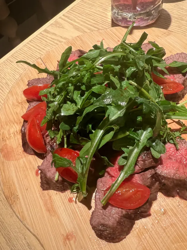 通常二人分享，一個澱粉質，另一味就會叫肉，這個他他牛肉配有火箭菜，可以作為清爽冷盤，消滯清新，加上蕃茄，酸酸甜甜。