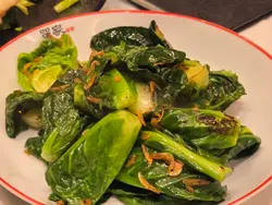 外層嘅菜葉實在太韌，搞到個口有啲「嚡口」，而且食到一陣甘苦味，有啲扣分。