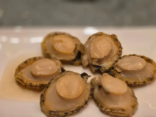 全晚最高分呢個醉鮑魚！個汁嘅味道徹底滲透入面，但係又唔會搶走鮑魚本身嘅鮮甜，個平衡拿捏得冚家拎完美，簡直係畫龍點睛！