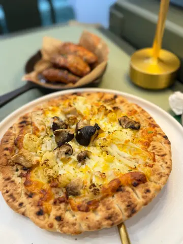 黑松露蜜糖磨菇椰菜花薄餅