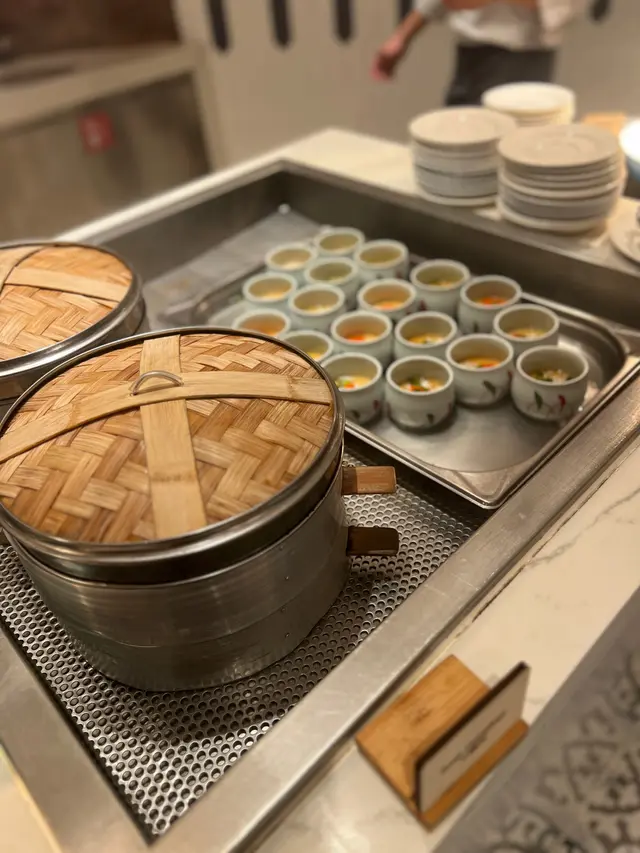 有時令燉湯品及點心，今天有小籠包。