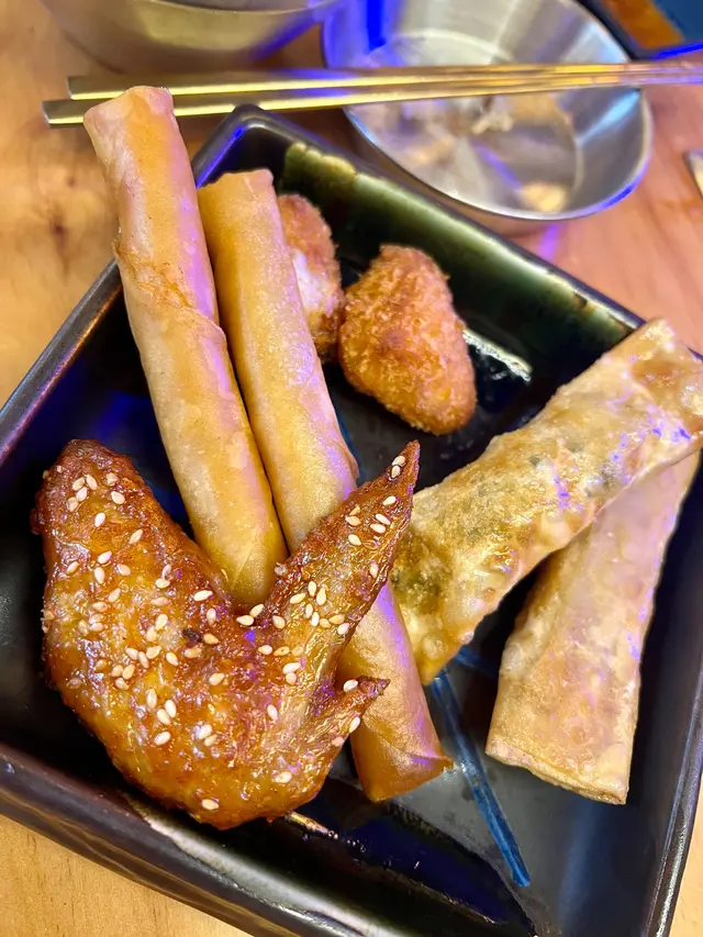 炸物好吸引，芝麻雞翼、一口芝士、鵝肝多士同春卷都好出色，好有驚喜。全部熱辣辣上台，脆卜卜，食到停唔到吖！鵝肝多士細細件燒到香脆入口滿滿鵝肝味！
