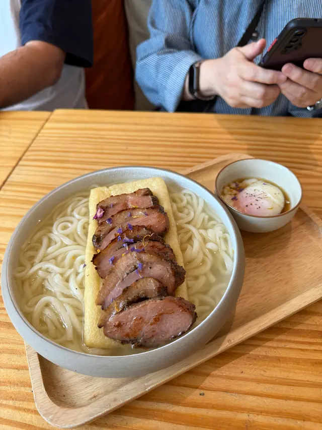 溫泉蛋油揚鰹魚湯烏冬拼煙鴨胸