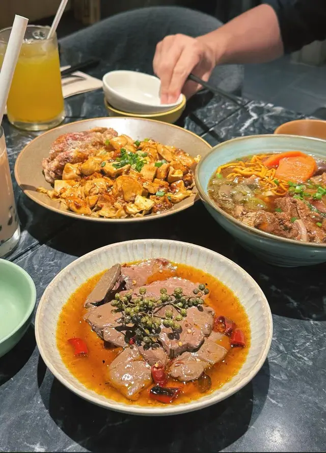 半筋半肉麵，酥炸軟殼蟹麻婆豆腐拌麵，麻辣鴨血