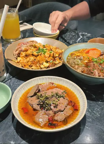 半筋半肉麵，酥炸軟殼蟹麻婆豆腐拌麵，麻辣鴨血