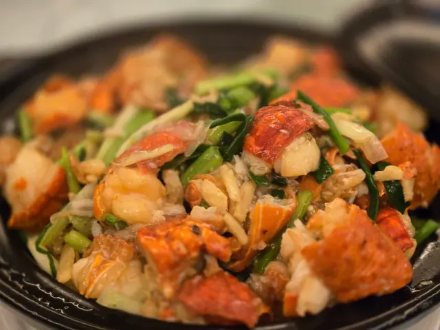 龍蝦肉質爽彈，食得出係新鮮貨色，簡單烹調已經好鮮甜，唔錯！