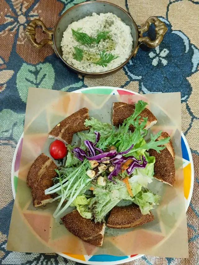 鷹嘴豆醬配芝麻圈