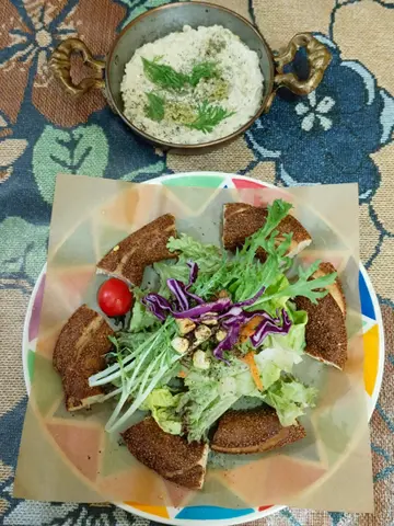 鷹嘴豆醬配芝麻圈