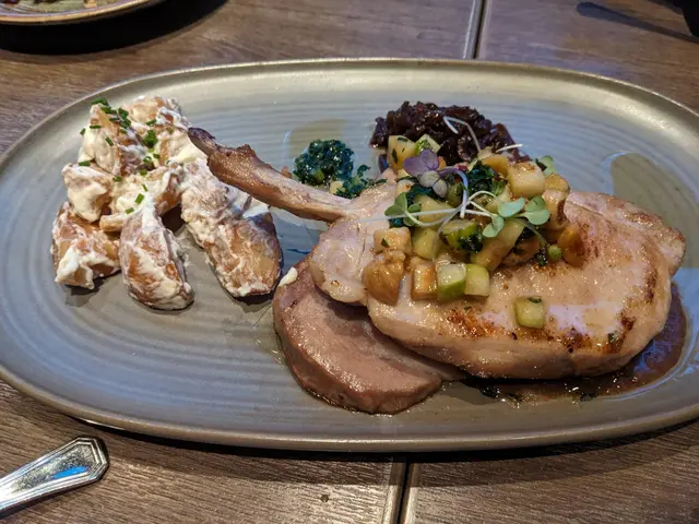 慢煮黑豚斧頭扒蘋果青醬酸忌廉薯仔