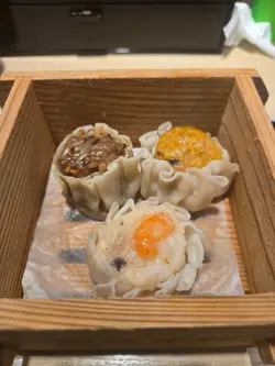 三款味道燒賣 ,有糯米有豬肉有蝦 ,味道普通