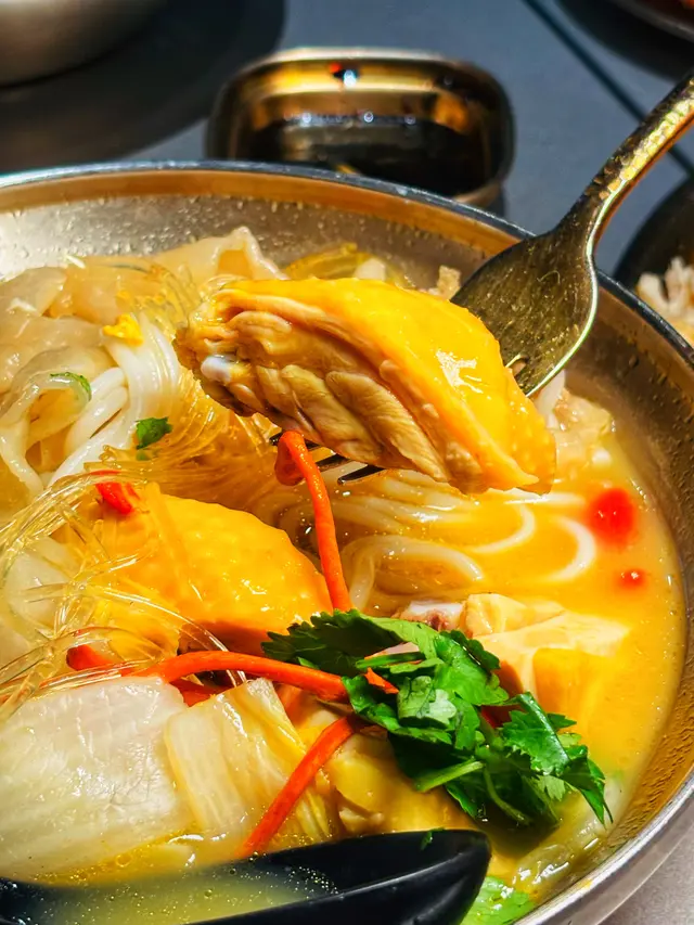 花膠雞阿媽足料雞湯米線