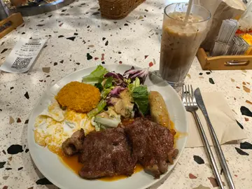 薄牛扒煎蛋豬肉腸薯餅