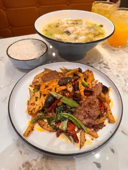 牛肉麻辣香鍋飯