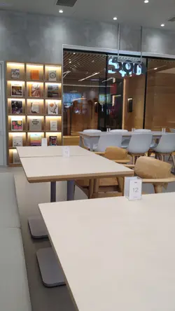 店內木色系格局清新舒服