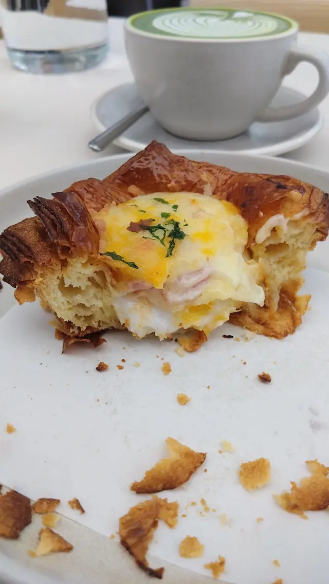 超酥脆可口,酥皮四散桌上及碟上