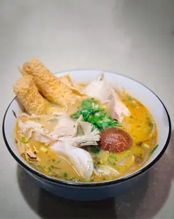 轉紅薯粉，基礎配料有酸菜、韭菜、芽菜、芫荽、蔥花同肉醉，另再加鮮魚腩、鮮冬菇、豬腩片、枝竹同響鈴卷。