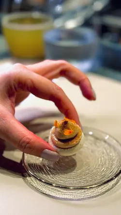 蛋白饼 · 鹅肝 · 花椒