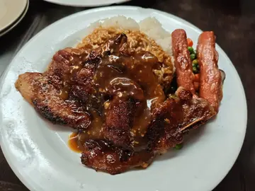 蜜汁烧猪扒拼肠仔