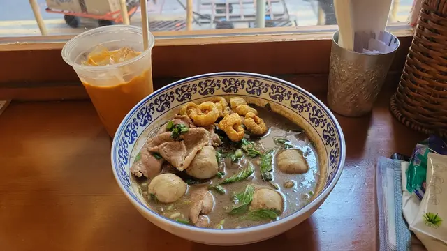 豬肉船麵 + 泰式奶茶