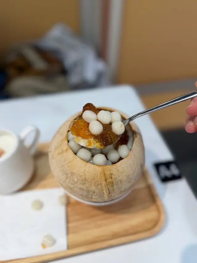 杏仁露桃膠椰皇燉蛋白配小丸子