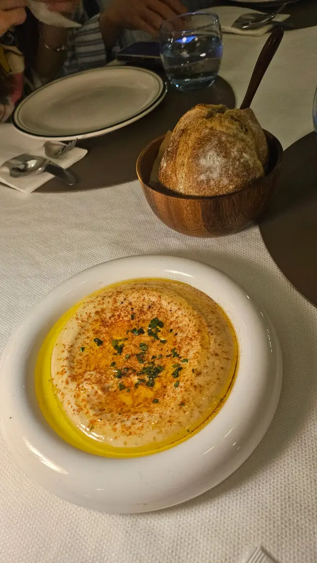 麵包配鷹嘴豆泥