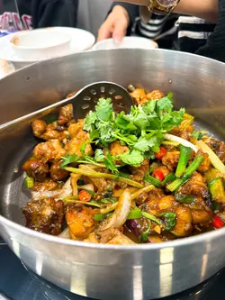 招牌至尊惹味雞煲