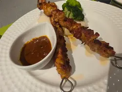 这家餐厅的半自助午餐coupon价钱算几ok！唔有咩期望下有小小惊喜。 自选主菜沙嗲串烧鸡肉质多汁， 如果多几款意粉主菜拣就更好。 啲凉菜沙律就一般般都新鲜嘅 ， 搭埋自助任食甜品生果雪糕算合理的价格。舒适亲切的服务 值得赞，整体体验中高。 餐厅人客唔会好多，  可以慢慢用餐氛围！