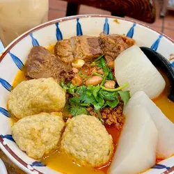 慢煮豬軟骨米線