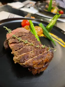 牛扒配搭3款唔同口感既海鹽，有唔同既感覺，我揀左7成熟，有小小過咗火但都唔會好靭，只係冇哂血水，唔鍾意見血既可以叫7成熟