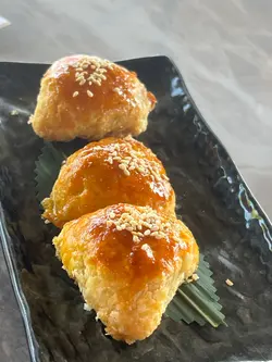 叉燒酥同牛手袋都係脆皮，不過呢個入邊就係黑豚肉。