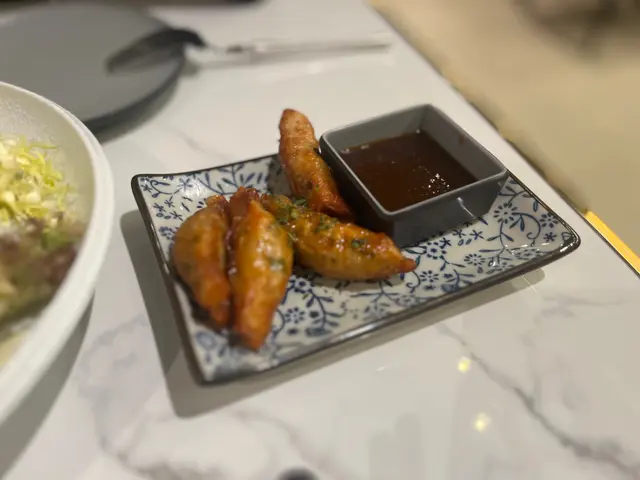 雞皮餃子配菠蘿燒烤汁