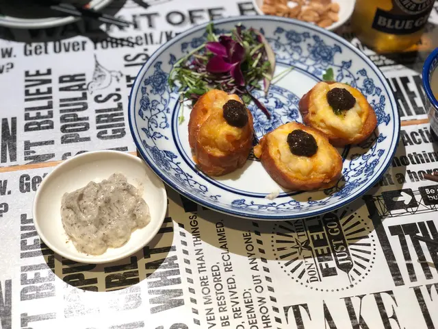 地膽老best住係度，我每次都係跟佢去搵好嘢食，因為荃灣小店多，唔駛成日食連鎖店食到悶，今次佢帶我去咗間餐廳叫做鬆啲大排檔，佢咀叼佢話事😅 .我哋鍾意食爆咀香口嘢，估佢唔到個碟蝦多士用法包🥖黎整， 比用普通方包更好，熱辣辣點埋個特色醬，好食到叫多碟😋，臭豆腐都唔錯，如果再臭啲更好，碟滷味拼盤一次過滿足晒我哋嘅願望，點埋芥辣甜醬 yummy，送啤酒一流，龍躉肉彈牙惹味，好鍾意層皮…… 正！ 豉油皇炒麵送埋黎香氣撲鼻，唔會輸蝕過喜記同橋底辣蟹嘅炒麵，椒絲腐乳通菜炒得夠滑，下次叫多幾個人可以試多