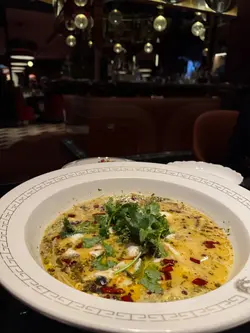 依個算係全晚比較正常嘅餸,只係石斑有d 過熟但仲可以接受,一定去趁熱食,凍左之後會腥同埋個湯好咸。湯底配料有芽菜,少少迷你菌類。味道比較麻但酸味我個人鍾意再酸d同辣d。