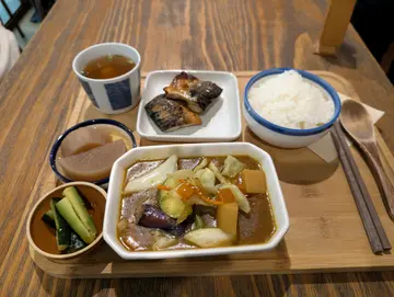 咖喱杂菜+塩烧鲭鱼(午餐)