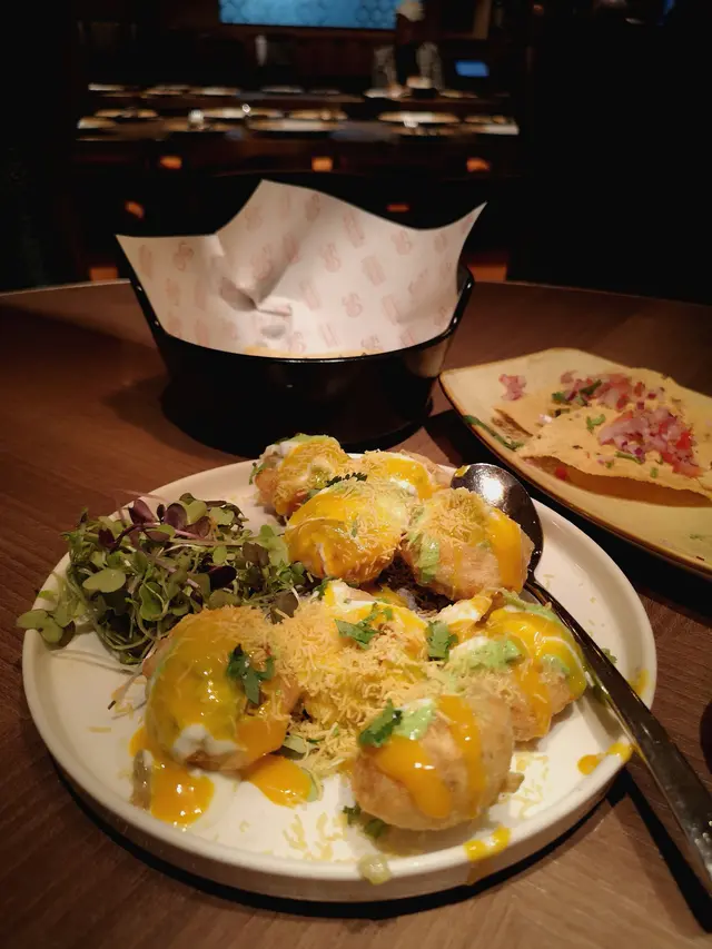 Avocado Mango Dahi Poori 牛油果芒果伴脆麵餅